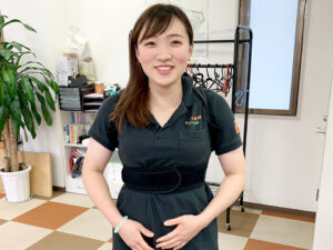 リハトレ専科西戸山公園スタッフは猫背矯正ベルトを使い姿勢を正しくしています！